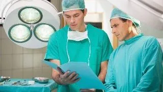 Motivul ne?tiut pentru care medicii chirurgi mbrac? halate verzi sau albastre