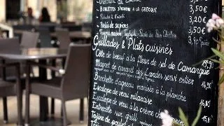 9 restaurante cu cea mai ciudata servire: de la mancare servita de roboti pana la cinat pe intuneric