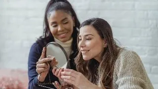 Frumoasa, dar nu stridenta. Ce produse de makeup sa folosesti pentru look-ul de la facultate?