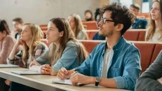 Sansa pentru studenti! Formare, practica, mentorat si intre 40.000-60.000 de euro pentru a-si deschide propria afacere.