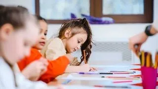 Afla acum care sunt beneficiile invatarii limbii engleze la o varsta frageda si cum iti poti ajuta copilul sa devina bilingv