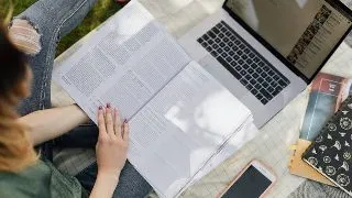 Studentie mai scumpa. In 2022, tot mai multi studenti vor sa se angajeze pentru a-si acoperi cheltuielile.