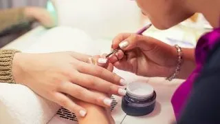 Esti la facultate in Bucuresti? Uite cum poti castiga propriii bani cu ajutorul unui curs de unghii cu gel!