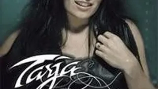 TARJA CANTA LA SALA PALATULUI
