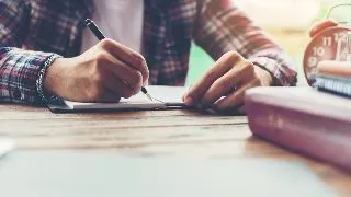 4 moduri in care scrisul de mana te poate ajuta sa iei note mai bune