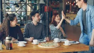 Ghid de distractie sociala iarna asta: 5 idei de activitati care arata genial in poze