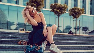 Sneakersii care domina 2026: modelele care se poarta de la brunch pana la festivaluri urbane
