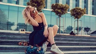 Sneakersii care domina 2026: modelele care se poarta de la brunch pana la festivaluri urbane