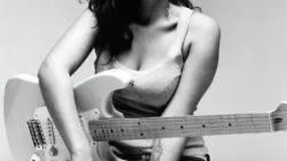 AMY WINEHOUSE, FUGARITA PE STRAZILE LONDREI DE SOTUL SAU