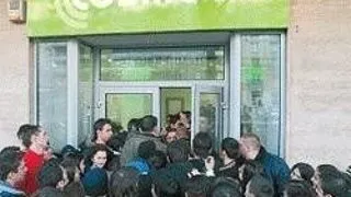 JUMATATE DINTRE ROMANII SARACI VORBESC LA MOBIL