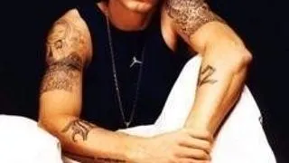 EMINEM ISI PUNE GANDURILE PE HARTIE IN CARTEA 'THE WAY I AM'