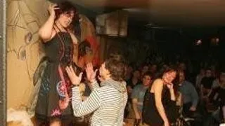 TEATRUL LA MOTOARE PREZINTA "DRAGOSTEA DUREAZA TREI ANI"