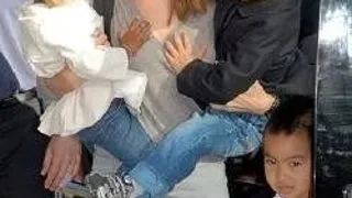 ANGELINA JOLIE SE GANDESTE SA ADOPTE INCA UN COPIL