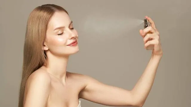 Sticlute cu pulverizator: cum le folosesti pentru o rutina de beauty mai organizata