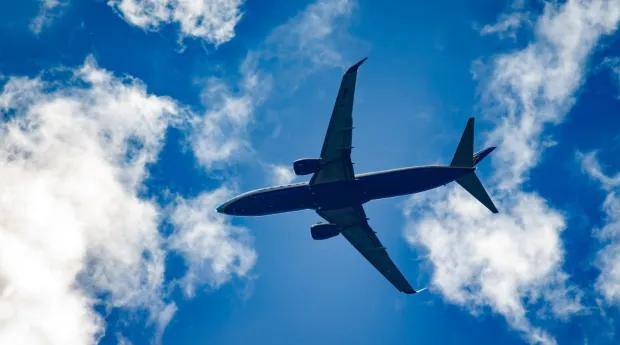 Top 3 companii de transport aerian în România în 2025: Wizz Air conduce